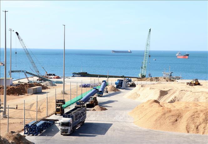 Dự án Nhà máy nhiệt điện LNG Cà Ná nằm gần Cảng biển tổng hợp và khu công nghiệp Cà Ná (xã Cà Ná). Ảnh: Công Thử - TTXVN