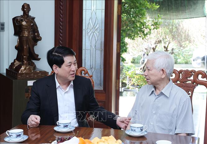 Chủ tịch nước Lương Cường thăm hỏi, chúc Tết nguyên Chủ tịch nước Nguyễn Minh Triết. Ảnh: Lâm Khánh – TTXVN