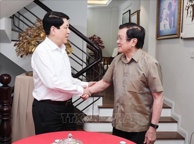 Chủ tịch nước Lương Cường thăm hỏi, chúc Tết nguyên Chủ tịch nước Trương Tấn Sang. Ảnh: Lâm Khánh – TTXVN