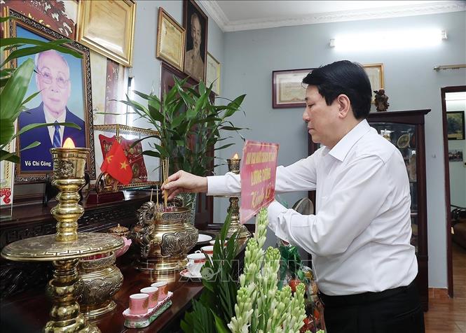 Chủ tịch nước Lương Cường dâng hương tưởng nhớ Chủ tịch Hội đồng Nhà nước Võ Chí Công. Ảnh: Lâm Khánh – TTXVN