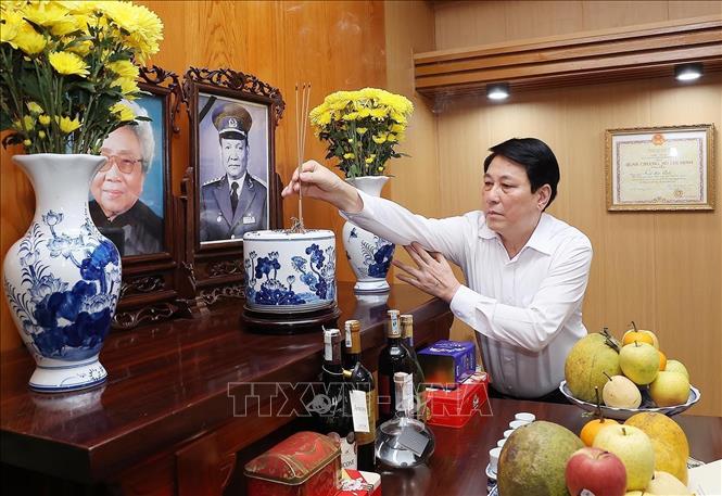 Chủ tịch nước Lương Cường dâng hương tưởng nhớ Chủ tịch nước Lê Đức Anh. Ảnh: Lâm Khánh – TTXVN