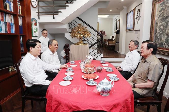 Chủ tịch nước Lương Cường thăm hỏi, chúc Tết nguyên Chủ tịch nước Trương Tấn Sang. Ảnh: Lâm Khánh – TTXVN