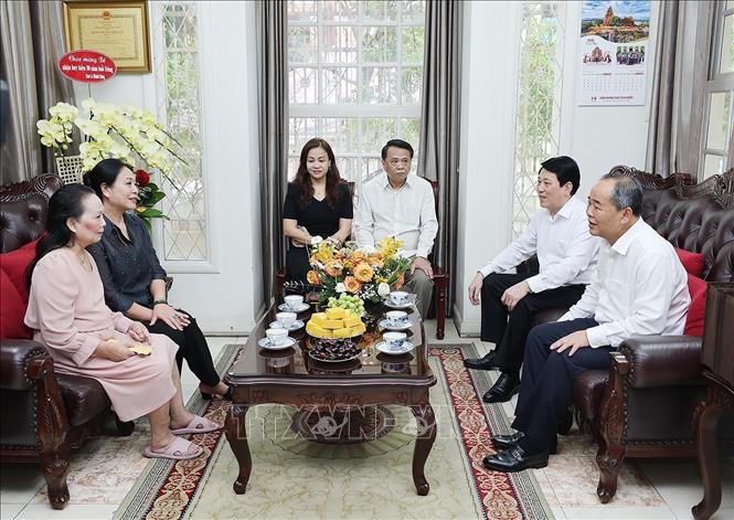 Chủ tịch nước Lương Cường thăm hỏi, chúc Tết thân nhân Tổng Bí thư Lê Duẩn. Ảnh: Lâm Khánh – TTXVN