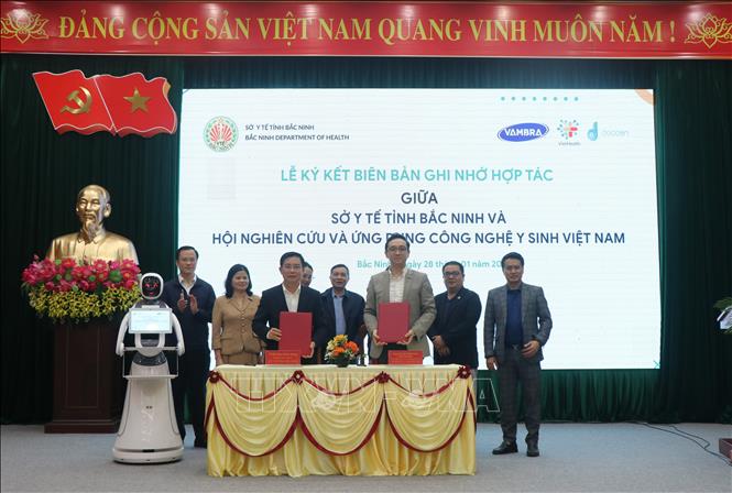 Đại diện Sở Y tế tỉnh Bắc Ninh ký kết chương trình phối hợp với Hội Nghiên cứu và Ứng dụng Công nghệ Y -  Sinh Việt Nam. Ảnh: Thái Hùng - TTXVN