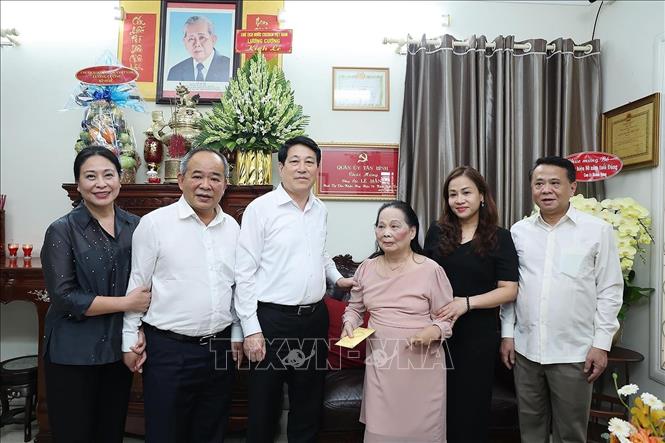 Chủ tịch nước Lương Cường với thân nhân Tổng Bí thư Lê Duẩn. Ảnh: Lâm Khánh – TTXVN