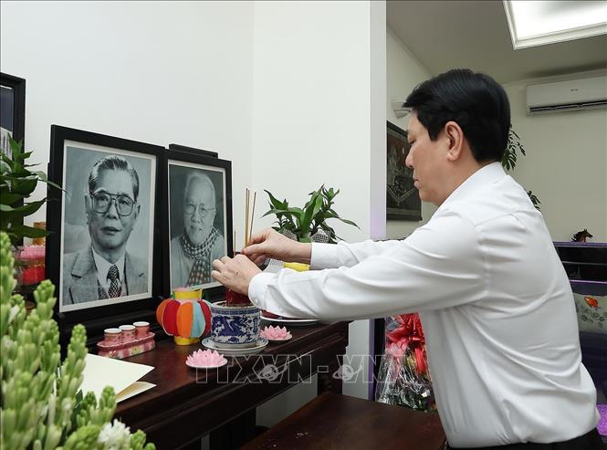 Chủ tịch nước Lương Cường dâng hương tưởng nhớ Tổng Bí thư Nguyễn Văn Linh. Ảnh: Lâm Khánh – TTXVN