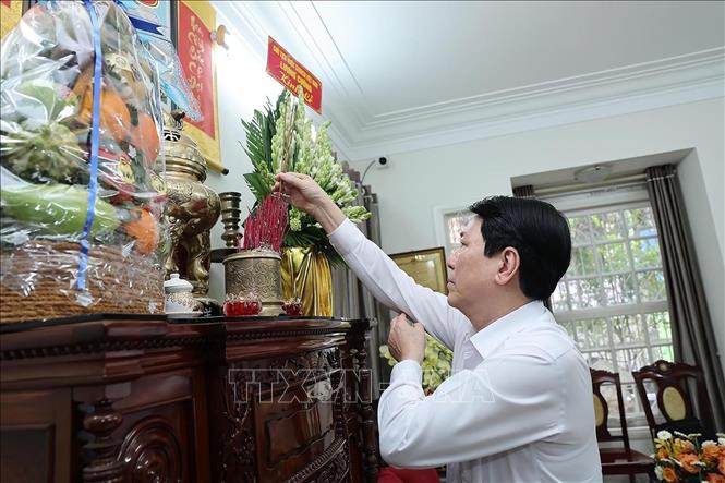 Chủ tịch nước Lương Cường dâng hương tưởng nhớ Tổng Bí thư Lê Duẩn. Ảnh: Lâm Khánh – TTXVN