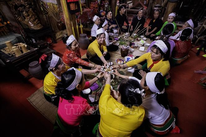 Mâm cỗ đón tết được người Mường chuẩn bị chu đáo với đẩy đủ các món ăn dân tộc. Ảnh: Trọng Đạt-TTXVN