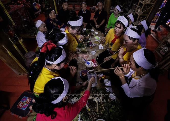 Văn hóa uống rượu cần đặc sắc của người Mường trong những ngày tết. Ảnh: Trọng Đạt-TTXVN