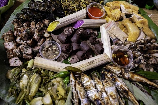 Mâm cỗ lá của người Mường đẩy đủ các món ăn dân tộc. Ảnh: Trọng Đạt-TTXVN