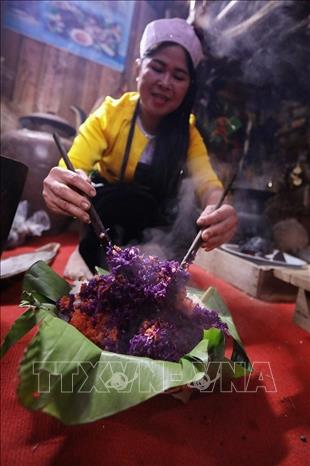 Xôi ngũ sắc được người Mường làm rất ngon và đẹp mắt. Ảnh: Trọng Đạt-TTXVN