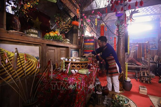 Tục lệ thờ cúng tổ tiên trong những ngày tết được người Mường duy trì qua nhiều thế hệ. Ảnh: Trọng Đạt-TTXVN