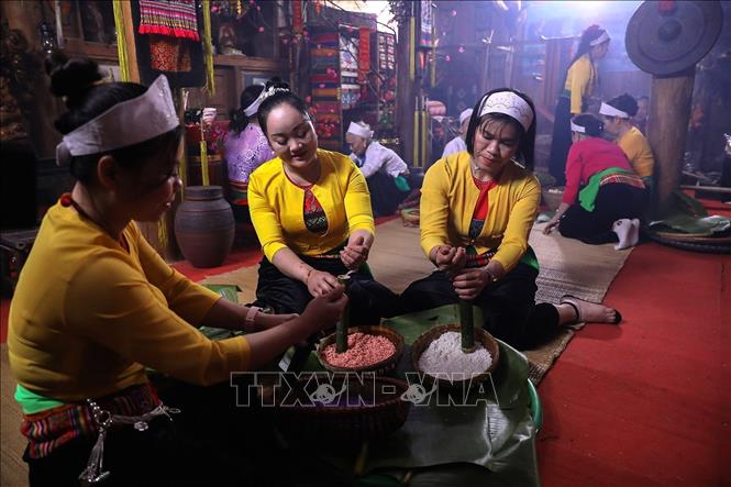 Phụ nữ Mường làm cơm lam phục vụ sinh hoạt gia đình và trong những ngày lễ, hội. Ảnh: Trọng Đạt-TTXVN