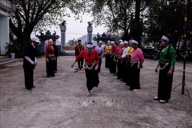 Trò chơi đánh mảng của người Mường trong những ngày hội. Ảnh: Trọng Đạt-TTXVN