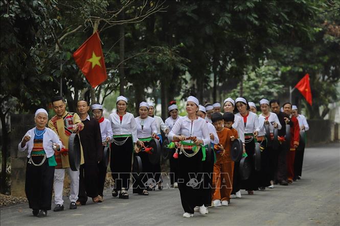 Trong những ngày Tết cổ truyền là dịp để các thế hệ người Mường cùng nhau hướng về cội nguồn và duy trì giá trị văn hóa trong đời sống sinh hoạt thường ngày. Ảnh: Trọng Đạt-TTXVN