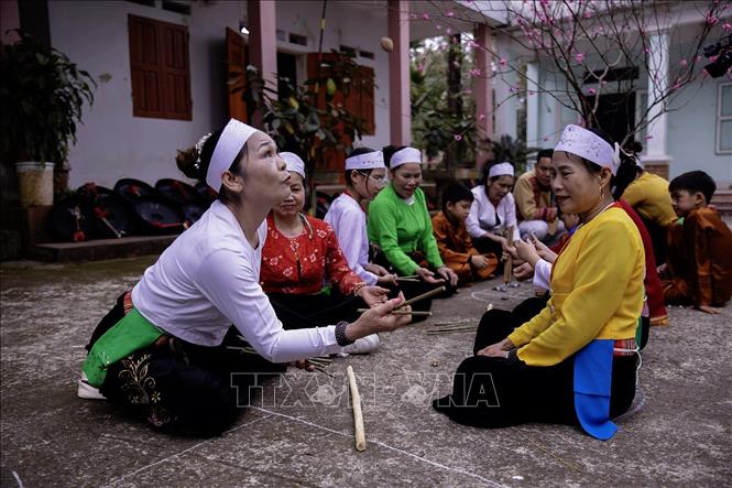 Trò chơi chắt chơi chuyền của người Mường. Ảnh: Trọng Đạt-TTXVN