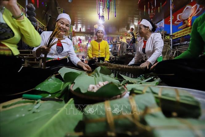 Gói bánh chưng trong những ngày Tết là một sinh hoạt cộng đồng không thể thiếu của người Mường. Ảnh: Trọng Đạt-TTXVN