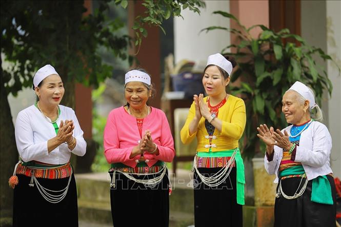Không khí tươi vui trong những buổi sinh hoạt cộng đồng của người Mường. Ảnh: Trọng Đạt-TTXVN
