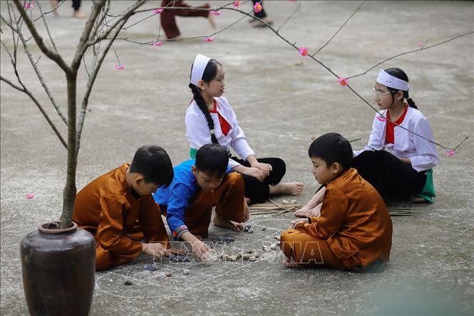 Trẻ em dân tộc Mường chơi các trò chơi dân gian trong những ngày tết. Ảnh: Trọng Đạt-TTXVN