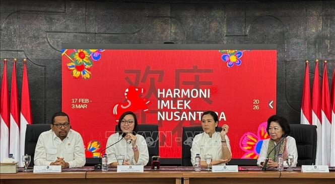 Đại diện Ủy ban Lễ hội Imlek Quốc gia 2026 phát biểu tại sự kiện. Ảnh: Minh Thái - Phóng viên TTXVN tại Indonesia