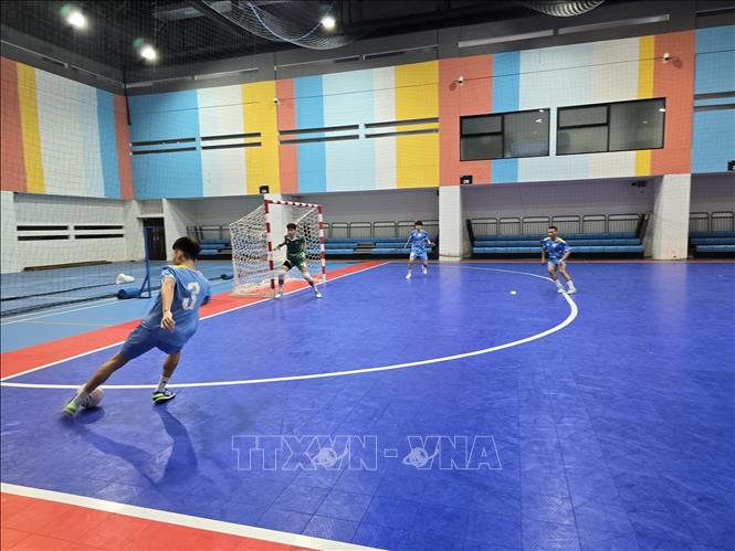 Các cầu thủ đội tuyển futsal Việt Nam tập luyện chiến thuật ghi bàn hướng tới trận gặp đội Liban. Ảnh: Lê Minh Hưởng, Pv TTXVN tại Indonesia