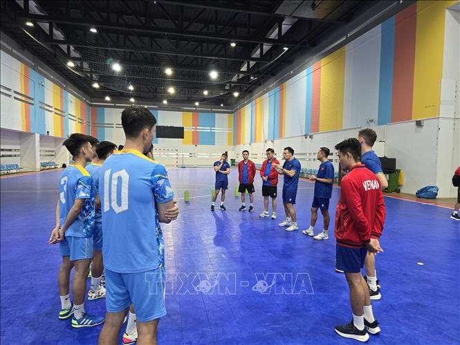 Ban huấn luyện đội tuyển Futsal Việt Nam rút kinh nghiệm các lỗi trong trận gặp Kuwait. Ảnh: Lê Minh Hưởng, Pv TTXVN tại Indonesia