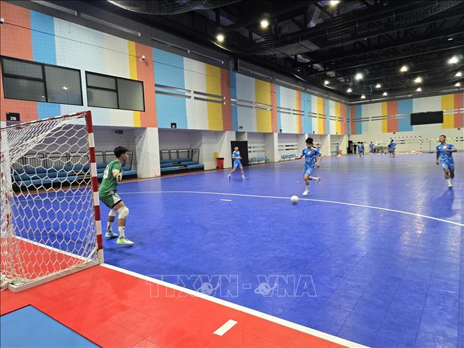 Các cầu thủ đội tuyển futsal Việt Nam tập luyện chiến thuật ghi bàn hướng tới trận gặp đội Liban. Ảnh: Lê Minh Hưởng, Pv TTXVN tại Indonesia