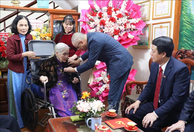 Bí thư Tỉnh ủy Phú Thọ Phạm Đại Dương gắn huy hiệu, trao quyết định và tặng hoa chúc mừng đảng viên Nguyên Thị Toãi và đảng viên Tạ Thị Minh Tâm được nhận Huy hiệu 80 năm tuổi Đảng dịp 3/2. Ảnh: Tạ Toàn – TTXVN