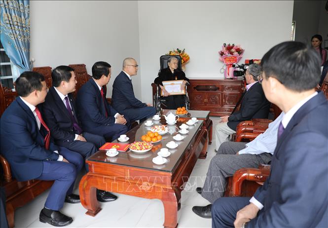 Bí thư Tỉnh ủy Phú Thọ Phạm Đại Dương gắn huy hiệu, trao quyết định và tặng hoa chúc mừng đảng viên Nguyên Thị Toãi và đảng viên Tạ Thị Minh Tâm được nhận Huy hiệu 80 năm tuổi Đảng dịp 3/2. Ảnh: Tạ Toàn – TTXVN