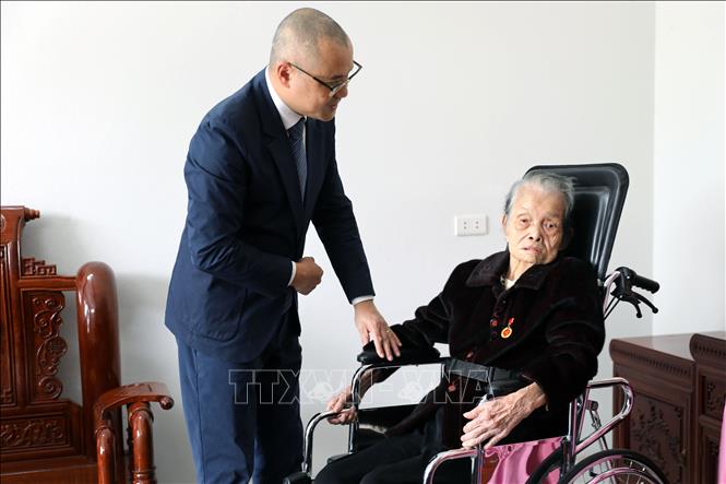 Bí thư Tỉnh ủy Phú Thọ Phạm Đại Dương trao Huy hiệu 80 năm tuổi Đảng cho đảng viên Nguyên Thị Toãi, phường Việt Trì. Ảnh: Tạ Toàn – TTXVN