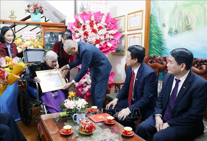 Bí thư Tỉnh ủy Phú Thọ Phạm Đại Dương trao Huy hiệu 80 năm tuổi Đảng cho đảng viên Tạ Thị Minh Tâm, phường Việt Trì. Ảnh: Tạ Toàn – TTXVN