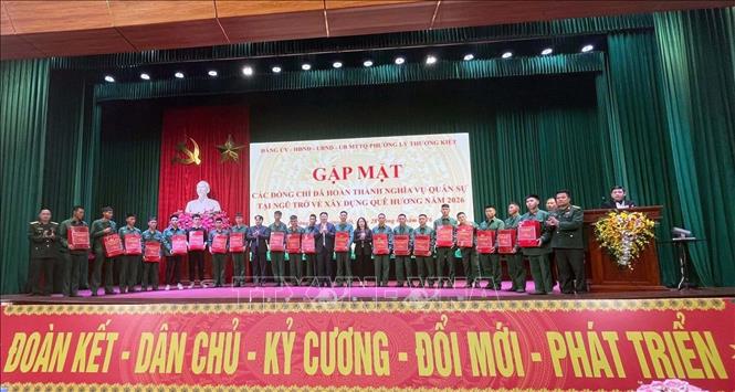 UBND phường Lý Thường Kiệt tổ chức đón quân nhân hoàn thành nghĩa vụ quân sự về địa phương năm 2026. Ảnh: Đại Nghĩa - TTXVN