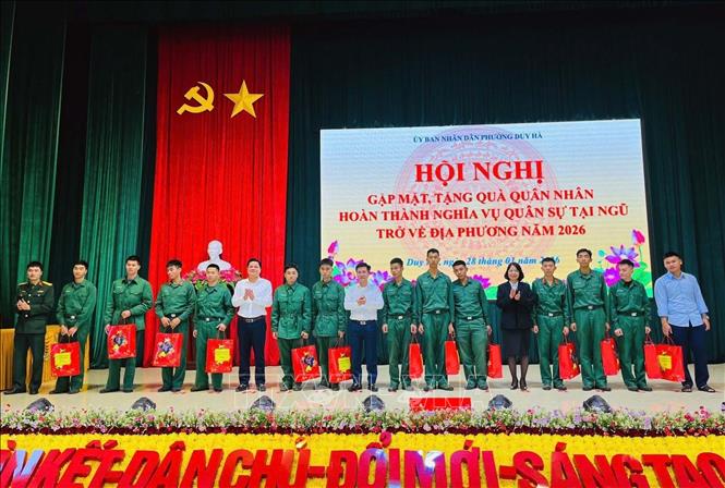 UBND phường Duy Hà tổ chức đón quân nhân hoàn thành nghĩa vụ quân sự về địa phương năm 2026. Ảnh: Đại Nghĩa - TTXVN