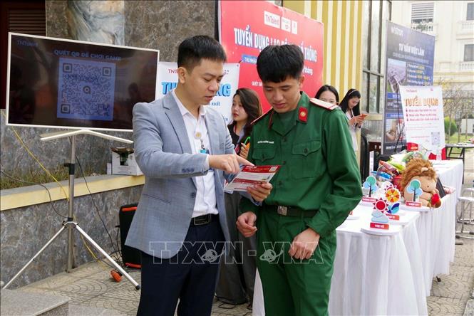 Trung tâm dịch vụ việc làm tỉnh Ninh Bình, các doanh nghiệp... tổ chức tư vấn, hướng nghiệp cho các quân nhân xuất ngũ. Ảnh: Đại Nghĩa - TTXVN