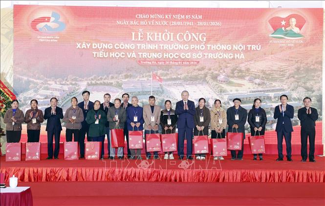 Tổng Bí thư Tô Lâm tặng quà cho gia đình chính sách, người có công tại xã Trường Hà. Ảnh: Thống Nhất - TTXVN