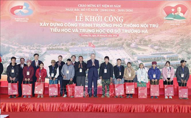 Tổng Bí thư Tô Lâm tặng quà cho gia đình có hoàn cảnh khó khăn tại xã Trường Hà. Ảnh: Thống Nhất - TTXVN