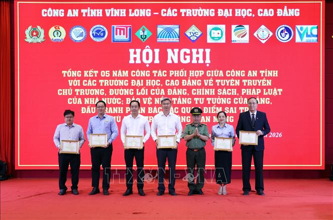 Khen thưởng các tập thể, cá nhân đạt thành tích tiêu biểu trong công tác phối hợp tuyên truyền pháp luật, bảo vệ nền tảng tư tưởng của Đảng. Ảnh: Phạm Minh Tuấn-TTXVN