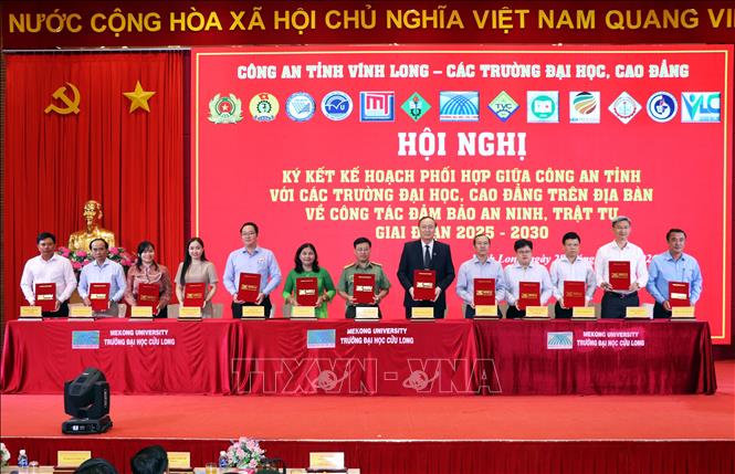 Công an tỉnh Vĩnh Long và các trường Đại học, Cao đẳng trên địa bàn ký kết kế hoạch phối hợp về công tác đảm bảo an ninh, trật tự giai đoạn 2025-2030. Ảnh: Phạm Minh Tuấn-TTXVN