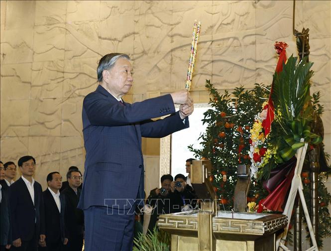 Tổng Bí thư Tô Lâm dâng hương tưởng niệm Chủ tịch Hồ Chí Minh tại Đền thờ Bác Hồ tại Khu Di tích quốc gia đặc biệt Pác Bó (Cao Bằng). Ảnh: Thống Nhất -TTXVN