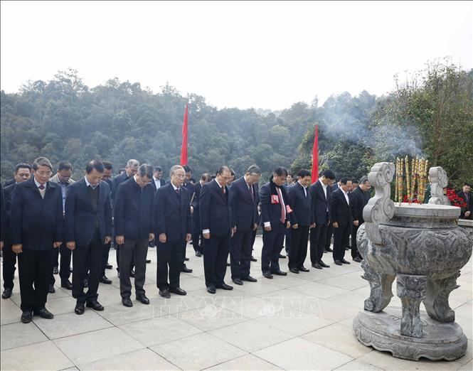 Tổng Bí thư Tô Lâm cùng đoàn công tác Trung ương dâng hương tưởng niệm Chủ tịch Hồ Chí Minh tại Đền thờ Bác Hồ tại Khu Di tích quốc gia đặc biệt Pác Bó (Cao Bằng). Ảnh: Thống Nhất -TTXVN