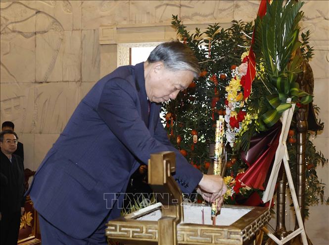Tổng Bí thư Tô Lâm dâng hương tưởng niệm Chủ tịch Hồ Chí Minh tại Đền thờ Bác Hồ tại Khu Di tích quốc gia đặc biệt Pác Bó (Cao Bằng). Ảnh: Thống Nhất -TTXVN