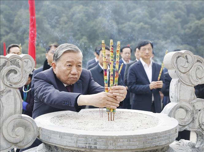 Tổng Bí thư Tô Lâm dâng hương tưởng niệm Chủ tịch Hồ Chí Minh tại Đền thờ Bác Hồ tại Khu Di tích quốc gia đặc biệt Pác Bó (Cao Bằng). Ảnh: Thống Nhất -TTXVN