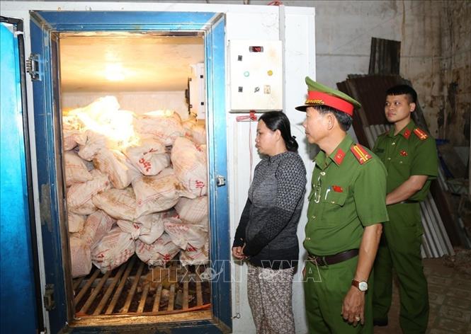 Bị can Lê Thị Bích Phượng cùng tang vật. Ảnh: Công an Đồng Nai/TTXVN phát