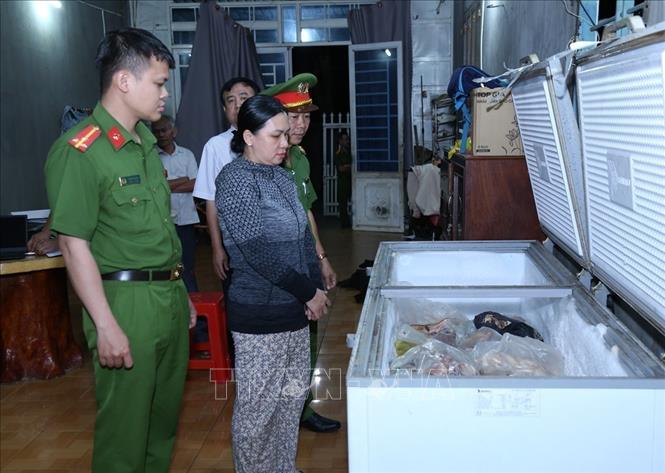 Bị can Lê Thị Bích Phượng cùng tang vật. Ảnh: Công an Đồng Nai/TTXVN phát