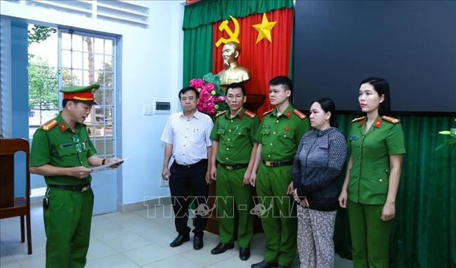 Thi hành các Quyết định và Lệnh bắt can để tạm giam đối với Lê Thị Bích Phượng phục vụ công tác điều tra. Ảnh: Công an Đồng Nai/TTXVN phát