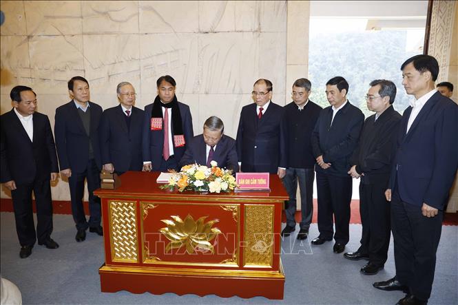 Tổng Bí thư Tô Lâm ghi lưu bút tại Đền thờ Bác Hồ trong Khu Di tích quốc gia đặc biệt Pác Bó. Ảnh: Thống Nhất - TTXVN