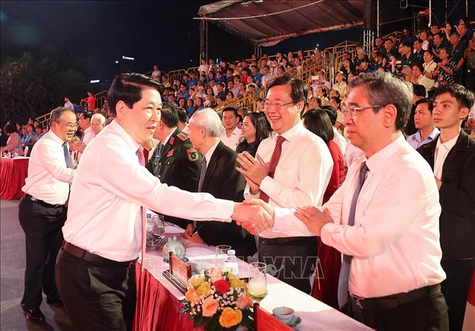 Chủ tịch nước Lương Cường với các đại biểu dự cầu truyền hình “Hai tay xây dựng một sơn hà” tại điểm cầu Bến Nhà Rồng, Thành phố Hồ Chí Minh. Ảnh: Lâm Khánh - TTXVN