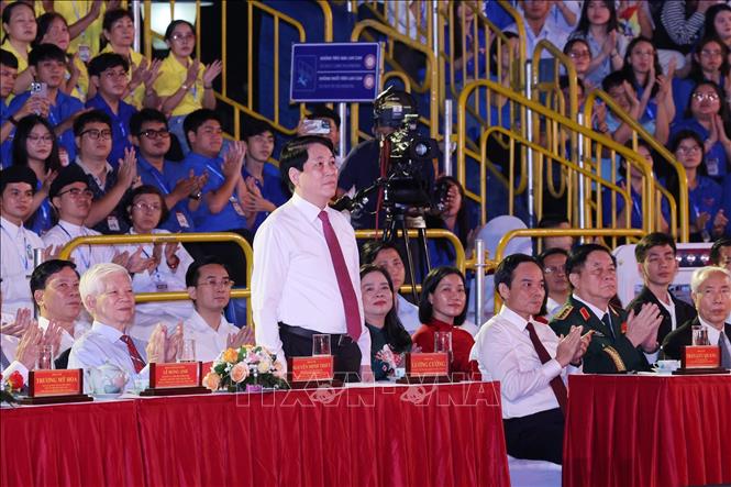 Chủ tịch nước Lương Cường và các đồng chí lãnh đạo, nguyên lãnh đạo Đảng, Nhà nước dự cầu truyền hình “Hai tay xây dựng một sơn hà” tại điểm cầu Bến Nhà Rồng, Thành phố Hồ Chí Minh. Ảnh: Lâm Khánh - TTXVN