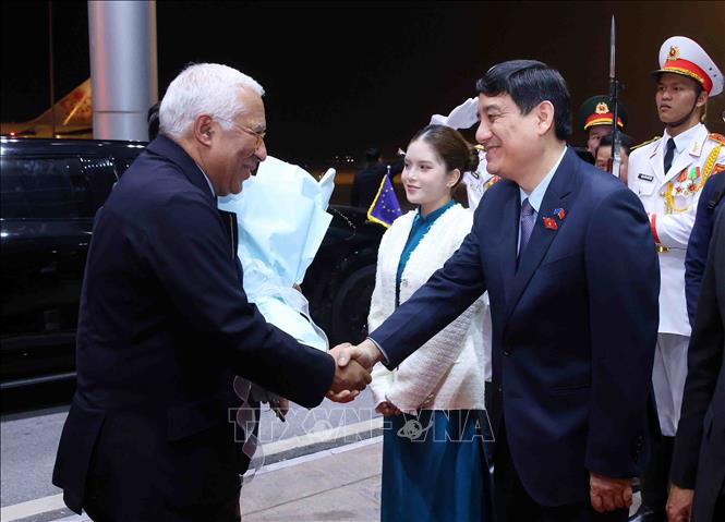 Chủ nhiệm Ủy ban Văn hóa và Xã hội của Quốc hội Nguyễn Đắc Vinh đón Chủ tịch Hội đồng châu Âu António Costa tại sân bay quốc tế Nội Bài, Hà Nội. Ảnh: Phạm Kiên – TTXVN