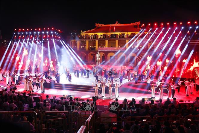 Chương trình văn nghệ tại điểm cầu Bến Nhà Rồng, Thành phố Hồ Chí Minh. Ảnh: Lâm Khánh - TTXVN